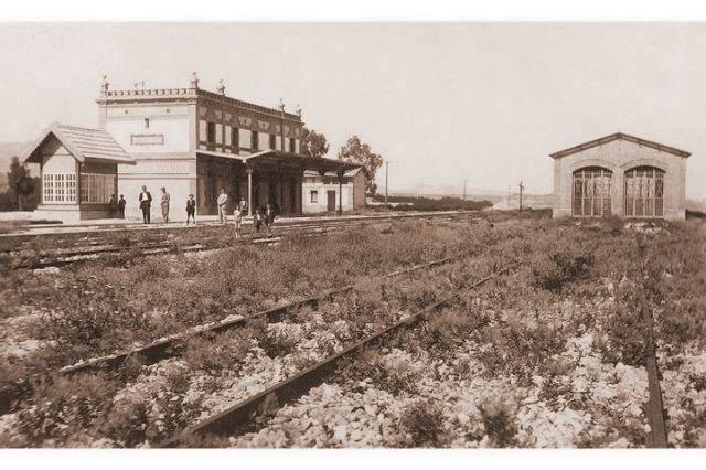 272823-mula-estacion-de-ferrocarril-antigua.jpg