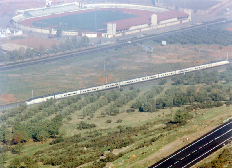 115-AVE s-100 haciendo el Madrid-Sevilla acercandose a Puertollano, 05-1994..jpg