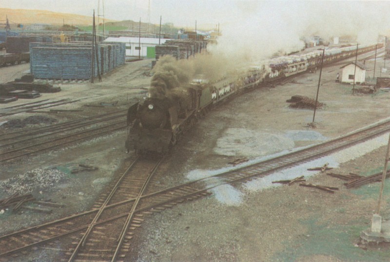 Confe con tren de coches en Castejón de Navarra, 1971. Foto de Madroño, Maquetren 17.jpg