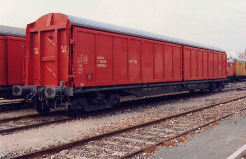 f47 DJ2-2150, se trata de un JJPD-Habiss con bogies de un DDMA, apto para 160, adscrito al servicio en trenes Estrella. Valencia, mayo de 1992.jpg