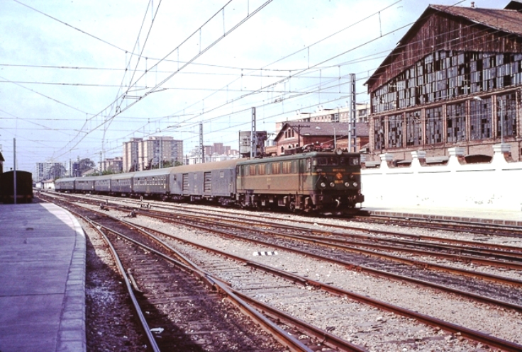 Expreso llegando a Málaga. 11-04-1980. Locomotora 289.102 - John Sloane.jpg