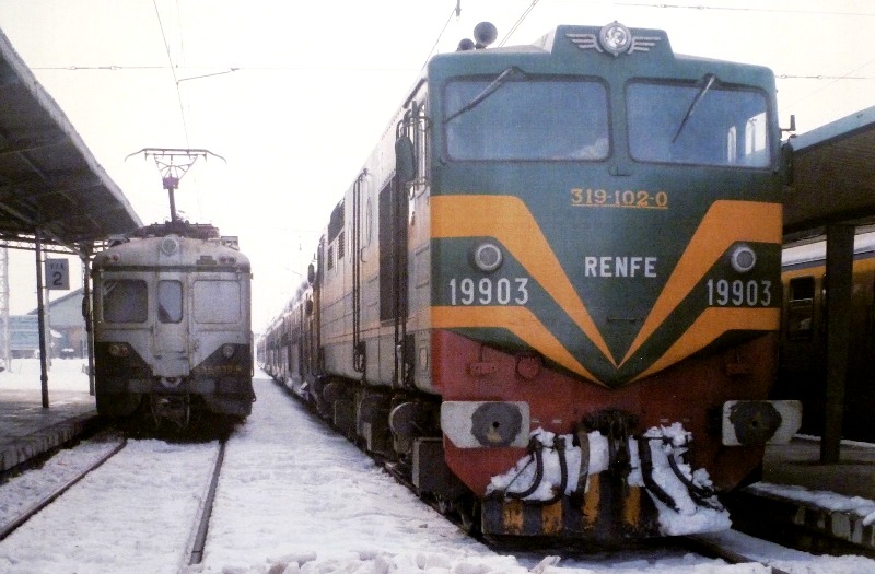 319.102 - Estación de Vic. 01-02-1986. Foto Jordi Rallo.jpg