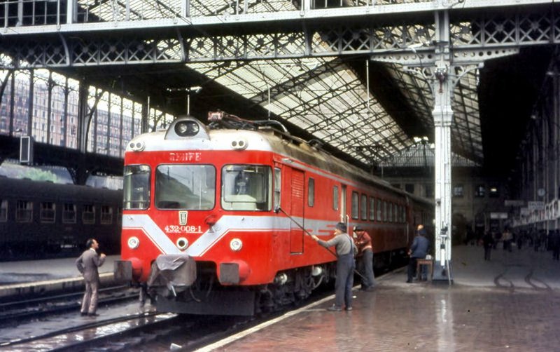 RENFE 432-008 MADRID PRINCIPE PIO.jpg