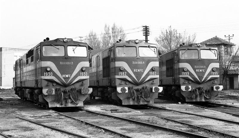 d85 1930, 1982 y 1999 en la rotonda de Alcázar de San Juan. 15 abril de 1974.JPG