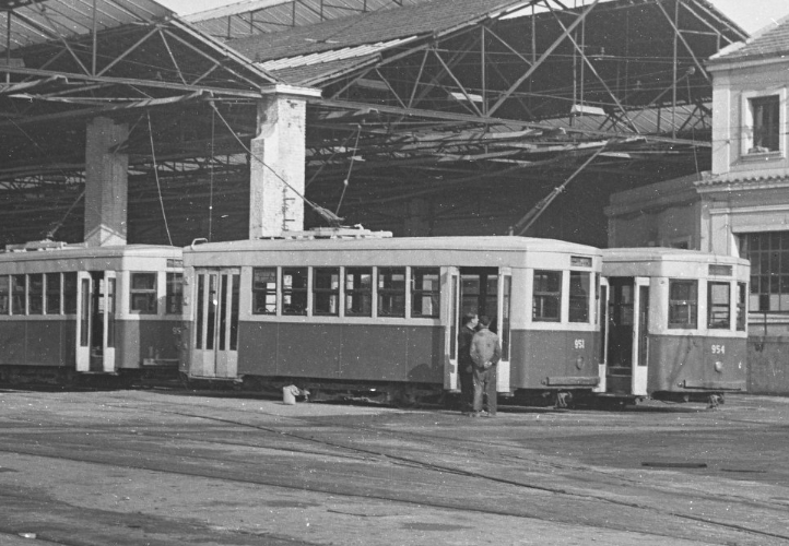 Cocheras de la Bombilla el 28-nov-59. El 951 y el 954 (ambos de línea 60).png