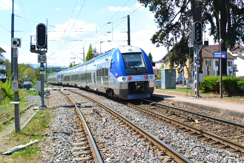 005. 2 TER de SNCF en Gare de Saint Julien en Genevois, Haute-Savoie, France. "TER de Évian les Bains à Bellegarde & TER de St. Gervais à Bellegarde" (19.04.2017).jpg
