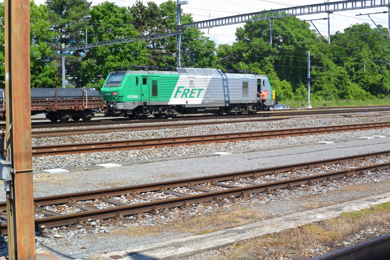 005. Locomotive électrique Prima d'Alstom, BB 437060 Fret-SNCF avec son train de chlore en gare de Nyon, Suisse (02.06.2017).jpg