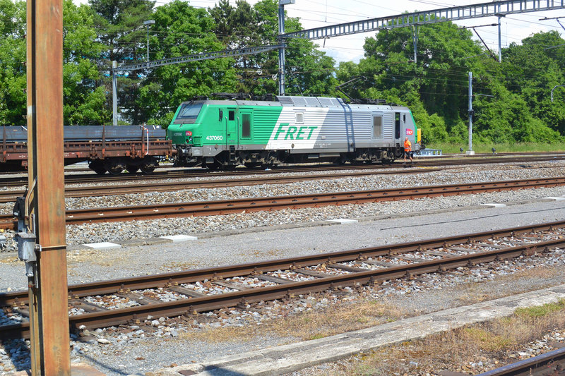 006. Locomotive électrique Prima d'Alstom, BB 437060 Fret-SNCF avec son train de chlore en gare de Nyon, Suisse (02.06.2017).jpg