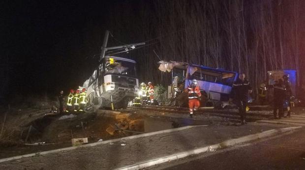 accidente-bus-tren-francia-U10109070692iIF--620x349@abc.jpg