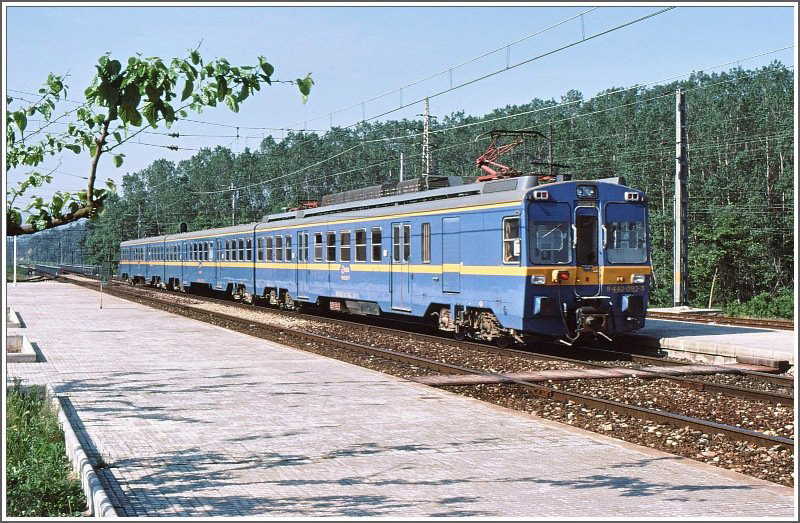 Renfe - 440 Rodalia (440-093-3) Massanet, març 1980.jpg