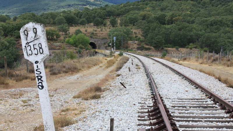 los-159-km-de-via-fantasma-de-adif-que-conducen-a-un-agujero-de-15-millones.jpg