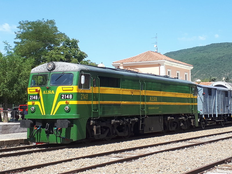 Traslado coches Canfranc_Locomotora ALSA 2148 Jaca 08AGO2020.jpg