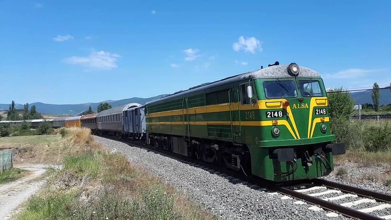 Traslado coches Canfranc_Locomotora Alsa 2148 llegando a Sabiñánigo 08AGO2020.jpg