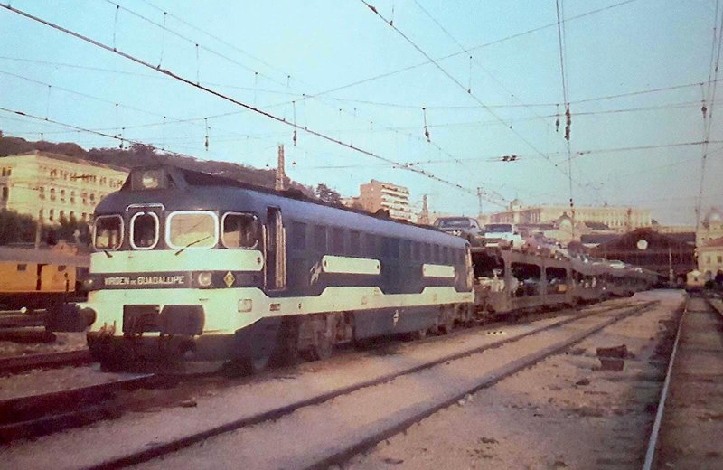 La 354-004 “Virgen de Guadalupe” en cabeza del expreso “Rías Altas” con varias plataformas autoexpreso, Madrid-Principe Pio año 1984 con portacoches SEMAT y DDMA.jpg