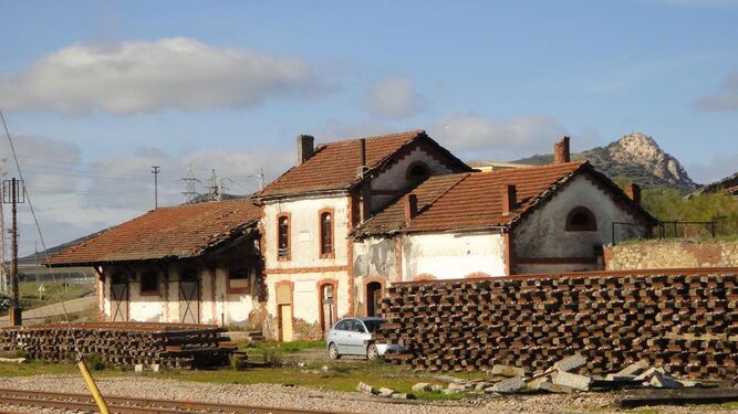 Antigua-estacion-Penarroya-ahora-abandonada_1740436844_170882442_667x375.jpg