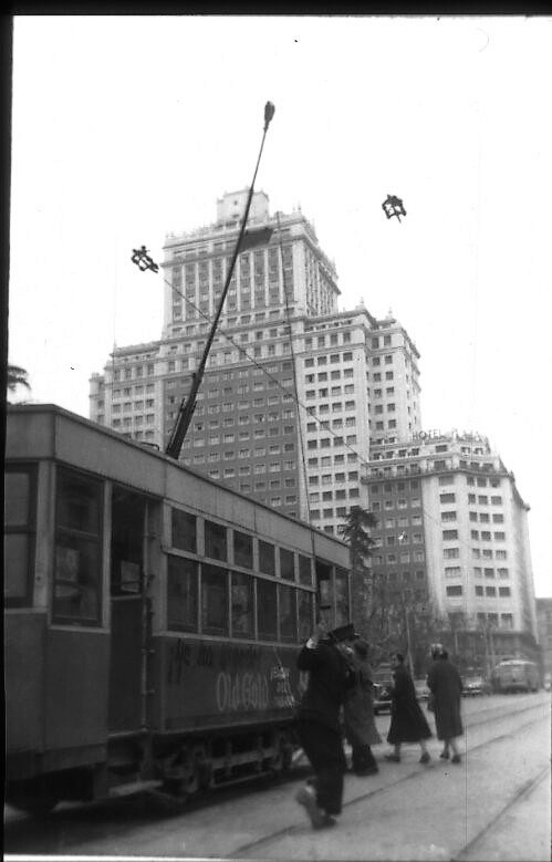 El 543 en Plaza de España. Marzo de 1957 (2). Ya ha llegado OLD GOLD no se qué del tabaco.jpg