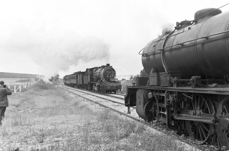 PG4253_RENFE_Spanish_Railways_Steam_Locomotive_Class_140_2-8-0_140_2518___at_Portillo__in_1965_-__28091965__-_Peter_Gray.jpg
