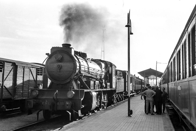 HF-S13-3-24_RENFE_Spanish_Railways_Steam_Locomotive_140_2509__at_Caminreal_in_1966_-_19091966_-_Henry_Finch.jpg
