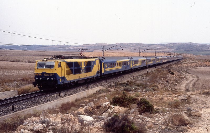 1 JLA 10.08.1987 - 250.001 + Rápido Torre del Oro Barcelona Sants - Sevilla Plaza de Armas 693 & Málaga - Entrada a La Encina- 13 coches incluyendo guardería y restaurante.jpg