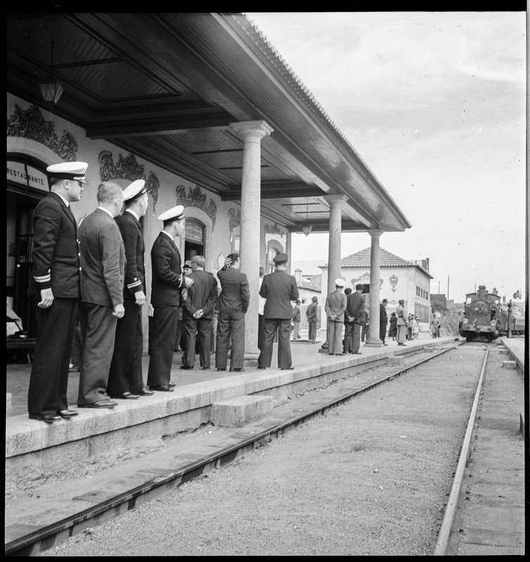 Vilar Formoso juillet 1940 officier usa sur le quai 0.jpg