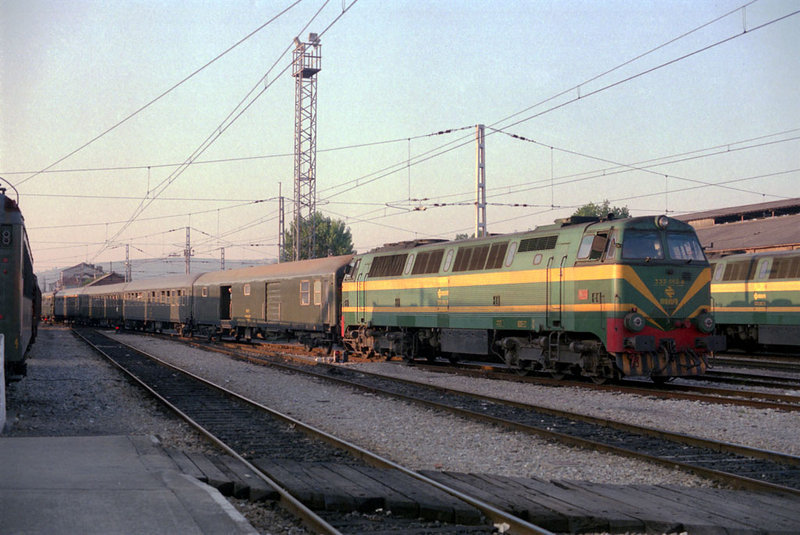 e111 333-062 con el Expreso La Coruña-Hendaya entrando en Monforte de Lemos. 21'05 h. del 21-7-85.jpg