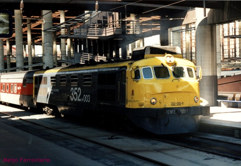 Locomotora diésel 352 LR, Atocha 22.02.99.jpg