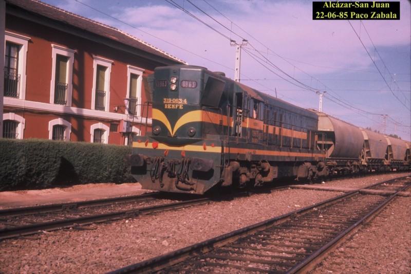 e109 La GM-1963 con un tren de tolvas de pipas de girasol 'Cindasa' en Alcázar de San Juan. 22-junio-1985.jpg