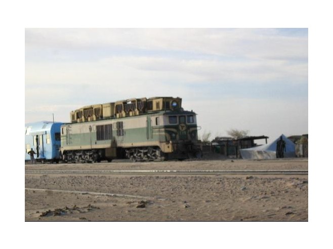 2523253-Dwellings_along_the_railway_Nouadhibou_Choum_Mauritania.jpg