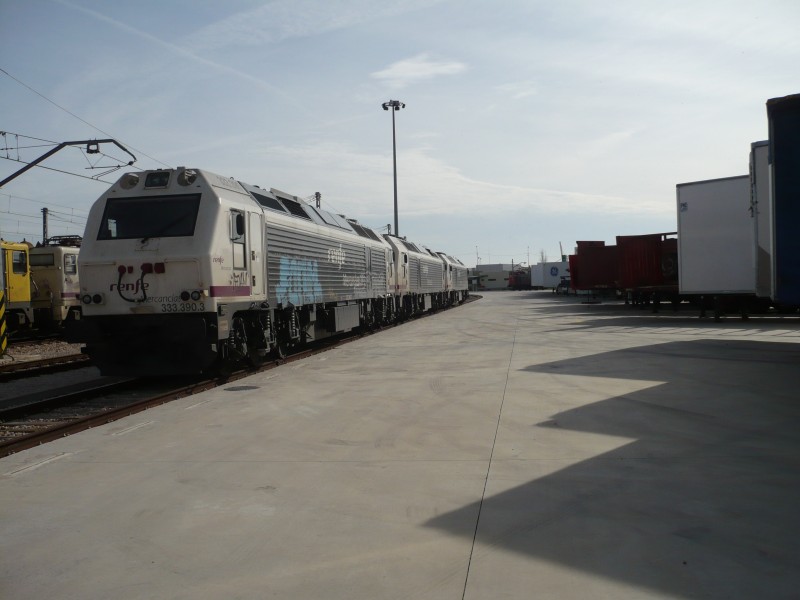 3 VOSSLOH 333 en Fuente San Luis.jpg