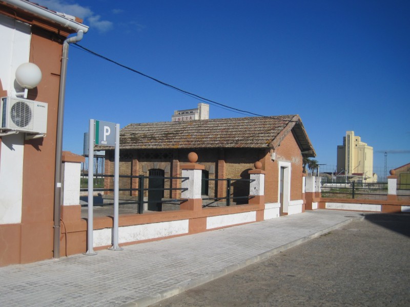 edificio auxiliar estación Llerena.jpg