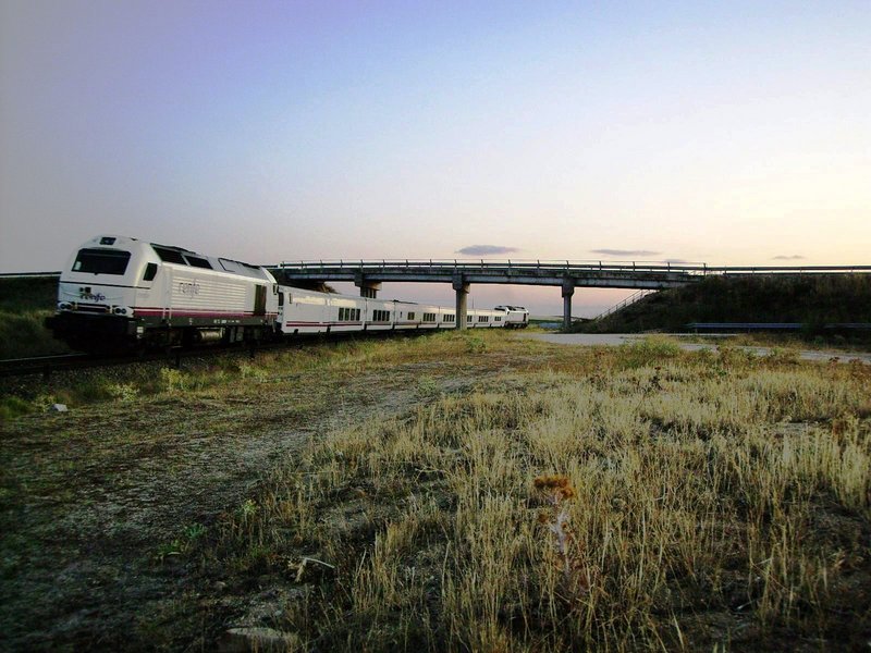 RENFE 334-019 + RENFE 334- 017 CANTALAPIEDRA.JPG