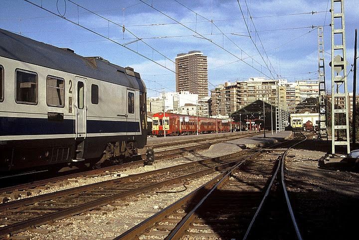 Estación de Alicante. 448 procede de Madrid.444 va hacia Valencia.jpg