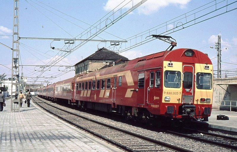 Rapido Torre del Oro Barcelona-Sevilla 444 - procedente de Barcelona, invierte sentido de marcha para continuar a Málaga y Sevilla. Alcázar, año 1981.jpg