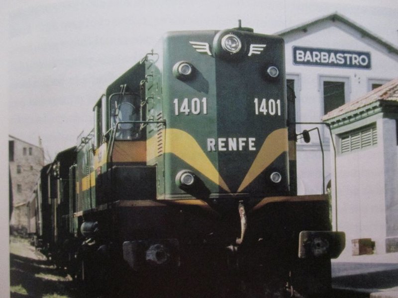 compsicin mixta1401 con un coche de viajeros,foto del libro el ferrocarril,de Selgua a Barbastro(de Andres Botanch Callen.jpg