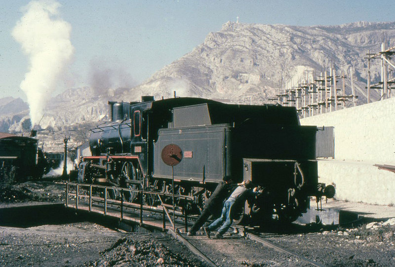 Alcoy. 230-2100 en la placa giratoria en los años 60..jpg