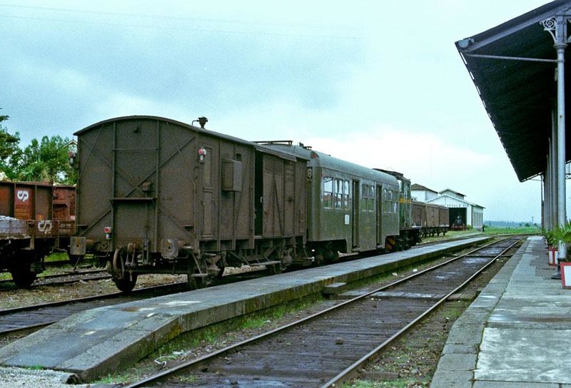 Renfe 303 yenka Valença do Minho 28-7-1977.jpg