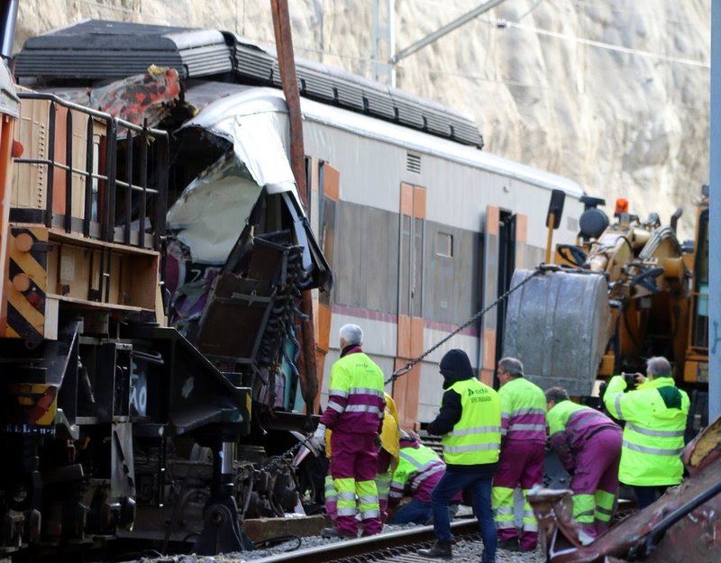 operarios-trabajan-lugar-del-accidente-del-tren-rodalies-castellgali-1549884387336.jpg