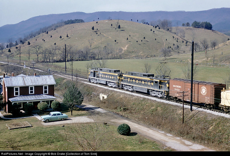 Virginian GE E33 2.jpg