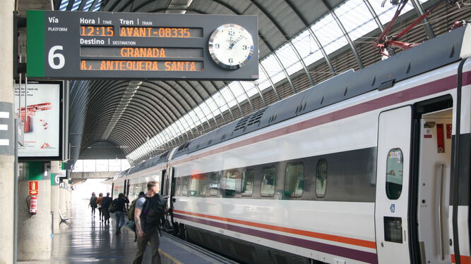 Avant-Sevilla-Granada-Estacion-Santa_1438366317_117188935_667x375.jpg