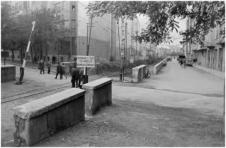VN_Paso a nivel en la calle José Mardones (Gasteiz)_14-11-1965 (Santiago Arina).jpg