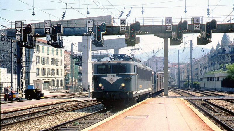 Francia_SNCF BB arriving at Nice Ville with regional passenger 1981.jpg