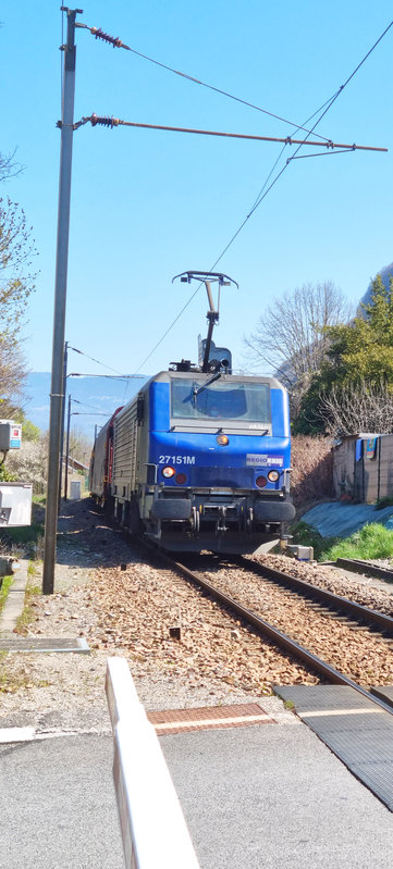 001. BB 27151M RegioRail au PN du Pas de l'Echelle, France (01.04.2021).jpg