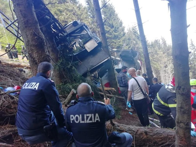 servicios-de-rescate-en-el-lugar-del-accidente-junto-a-la-cabina-siniestrada.r_d.800-600.jpeg