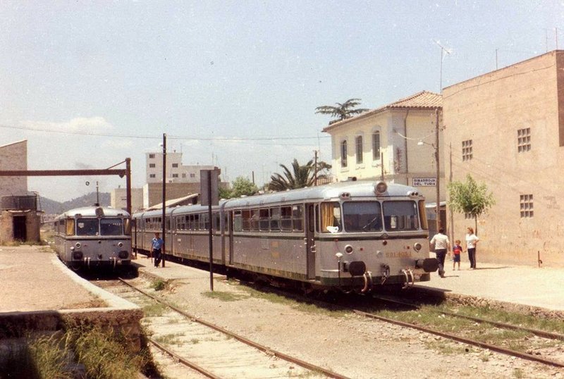 Cruce de ferrobuses en Ribaroja en julio de 1982.jpg
