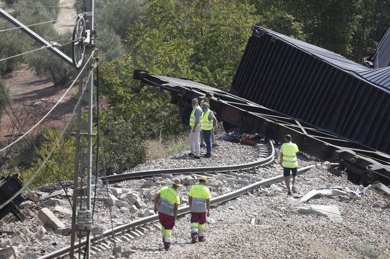 tren-retirada-grua(16)-kFuB--1350x900@abc.jpg