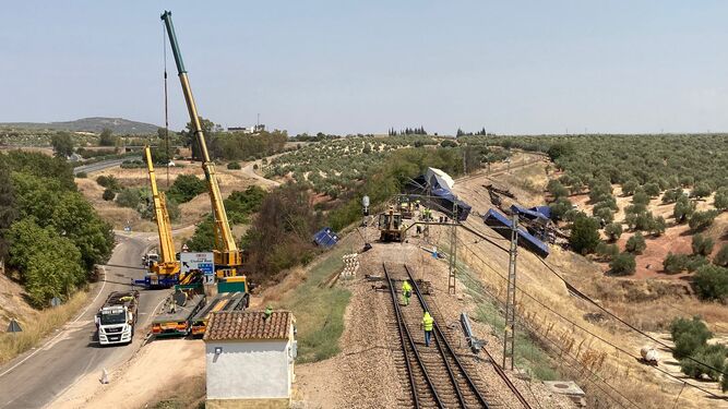 gruas-retiran-vagones-descarrilado-Montoro_1603050079_142700061_667x375.jpg