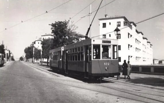 El 572 en línea 53. Alto de Extremadura 1955.jpg