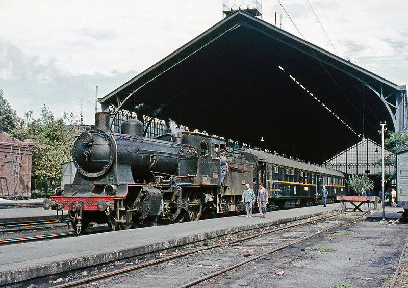 RENFE 130.2117 with the empty stock from the overnight 'Lusitania' express from Lisbon at Madrid Delicias station, 1-9-65.jpg