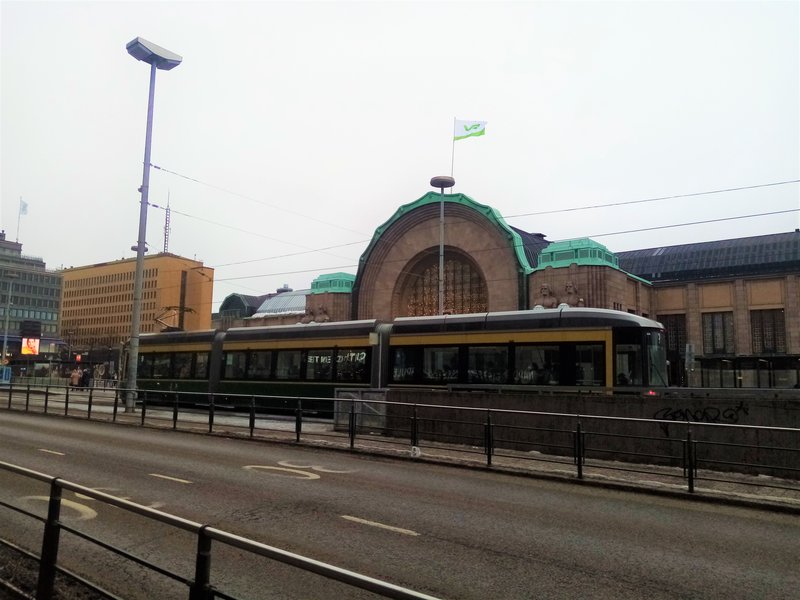 48-Tranvías ante la estación de Helsinki (1).jpg