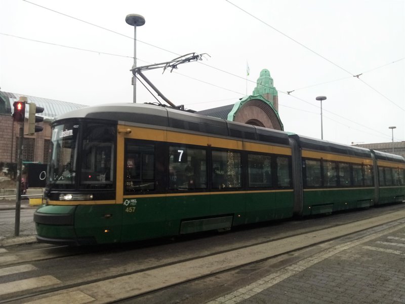 50-Tranvías ante la estación de Helsinki (3).jpg